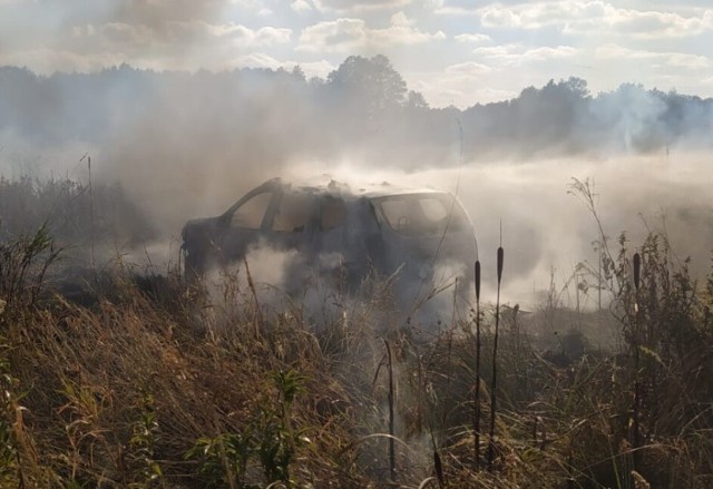 Dacia duster, którą na kontrolę przyjechali urzędnicy spłonął w szczerych polach