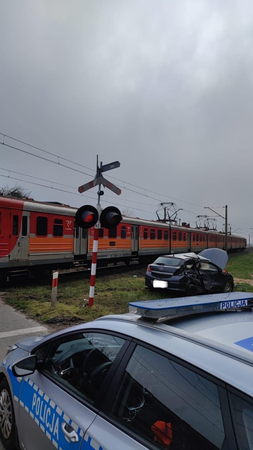 Wypadek na przejeździe kolejowym w Strzelcach Namysłowskich. 31-latka wjechała oplem pod pociąg osobowy