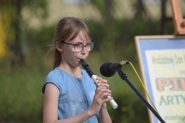 Na flecie gra Karolina Wolf, podopieczna doktor Bożeny Magdaleny Mrózek