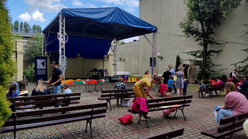 Rodzinna zabawa na dziedzińcu MOK w Piotrkowie