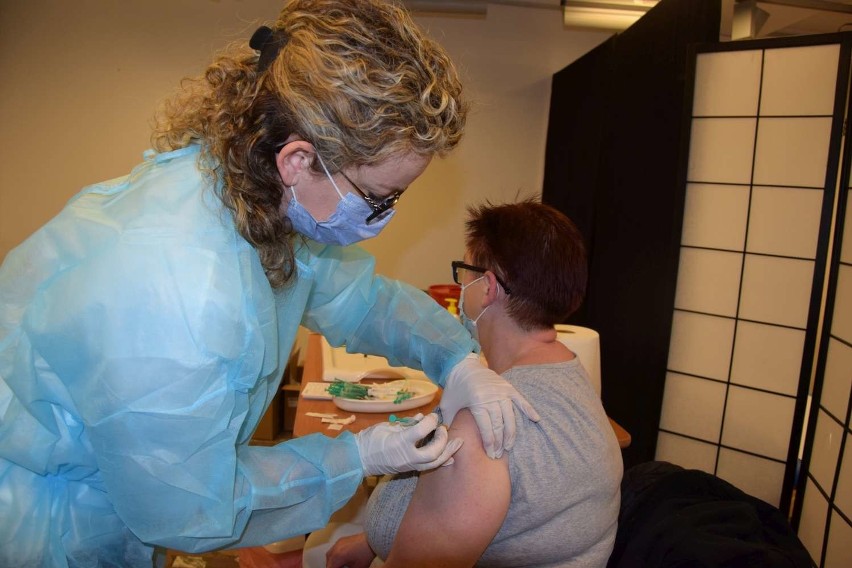 Masowy punkt szczepień w Wągrowcu już działa. Pierwsze osoby przyjęły szczepionkę 