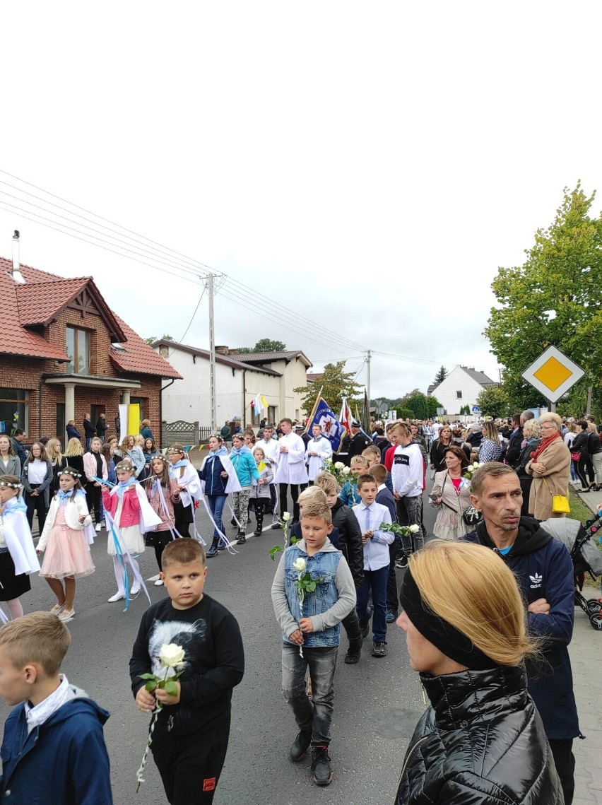 Duszniki. Nawiedzenie kopii obrazu Matki Boskiej Częstochowskiej. Witał ją tłum wiernych