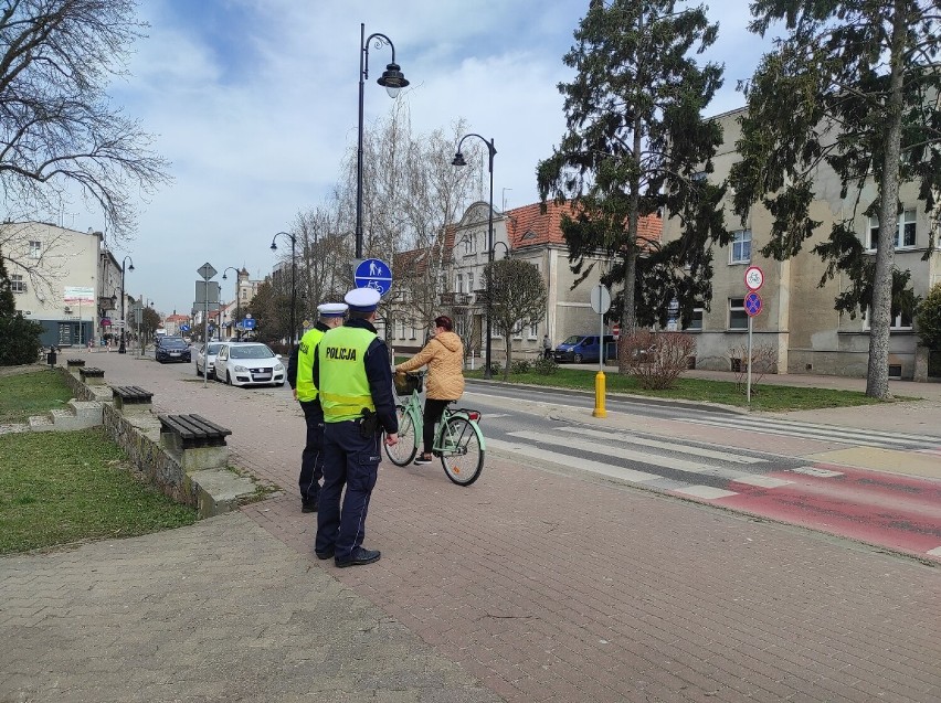 Policjanci na ulicach Tucholi podczas akcji...