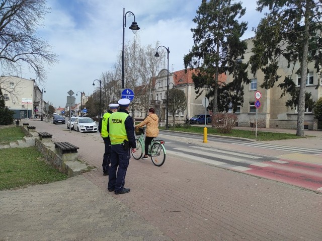Policjanci na ulicach Tucholi podczas akcji kontrolno-prewencyjnej