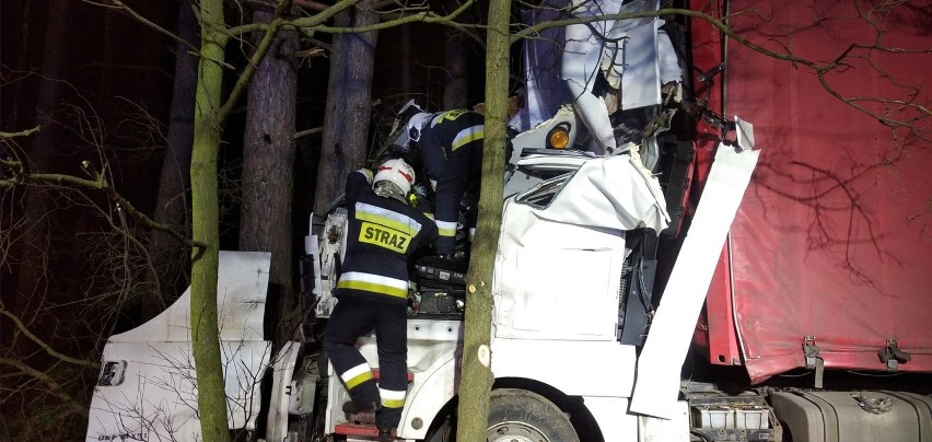 Strażacy z OSP Solec Kujawski ratowali kierowcę TIR-a na...