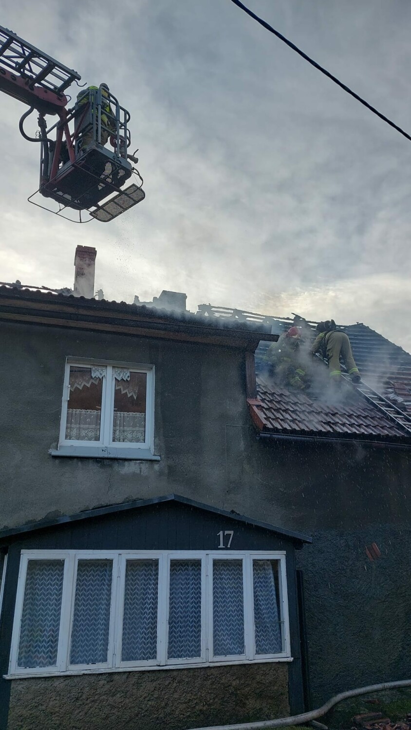 Duży pożar w Błażkowej pod Kamienną Górą. Płonął kolejny dom jednorodzinny - zdjęcia