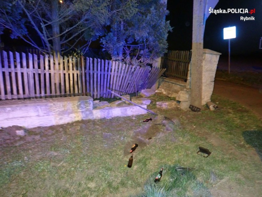 Pijany kierowca wjechał w ogrodzenie i wywrócił samochód w Przegędzy