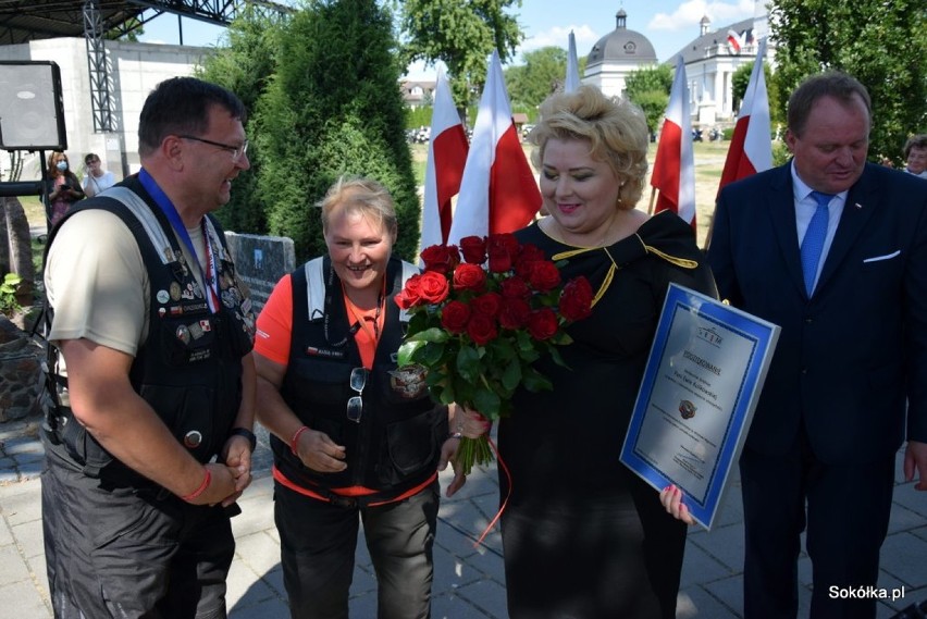 Motocykliści Rajdu Katyńskiego przejechali przez Sokółkę. Pod kościołem odsłonili tablicę upamiętniającą swojego komandora 