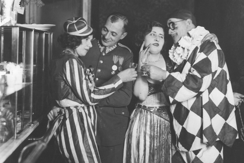 Grupa uczestników zabawy karnawałowej w kostiumach.

1932...