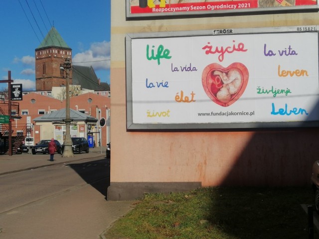 Billboard Fundacji Nasze Dzieci - Edukacja, Zdrowie, Wiara.na budynku przy ul. Szczecińskiej w Goleniowie