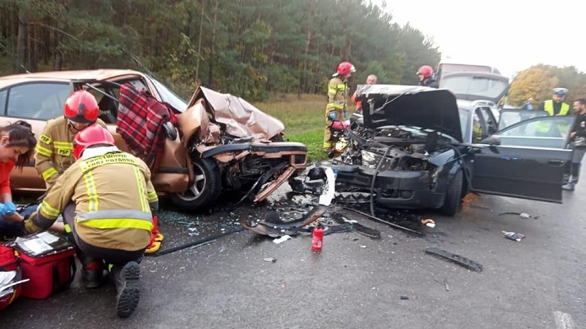 Auta kompletnie rozbite, są poszkodowani. Koszmarna czołówka pod Goleniowem