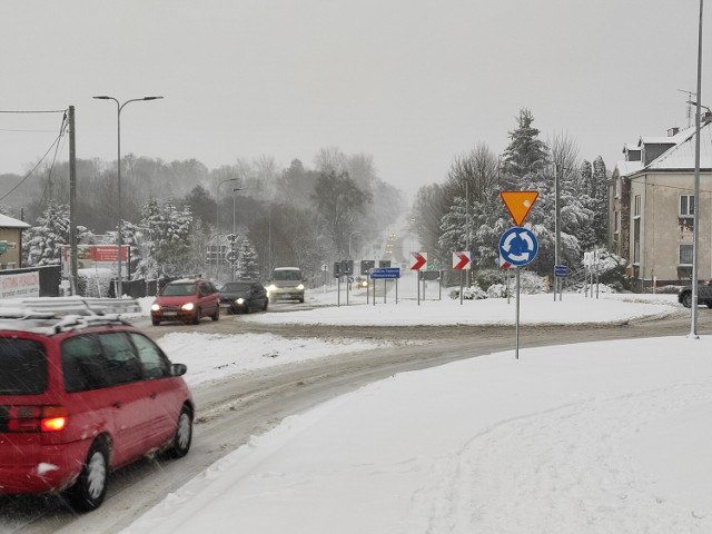 Biały puch szybko i szczelnie wypełnił miejskie przestrzenie Kwidzyna