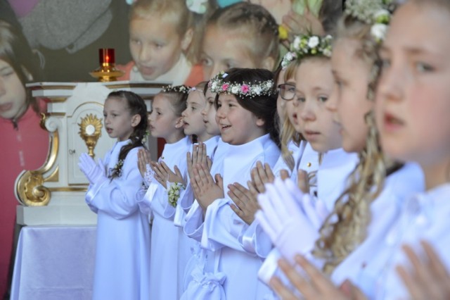 Dzieci z Niepublicznej Szkoły Podstawowej w Bełchatowie przyjęły Pierwszą Komunię Świętą w kościele pw. Narodzenia NMP