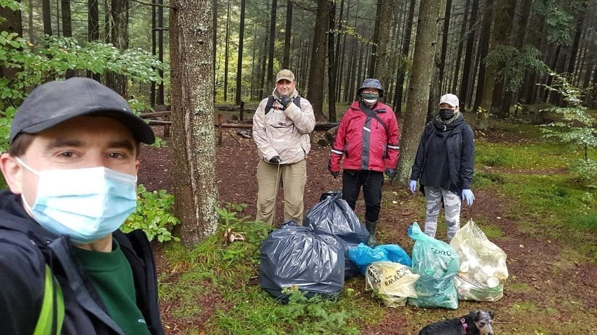 Członkowie Stowarzyszenia Polska 2050 ze Starachowic zbierali śmieci w lesie [ZDJĘCIA]