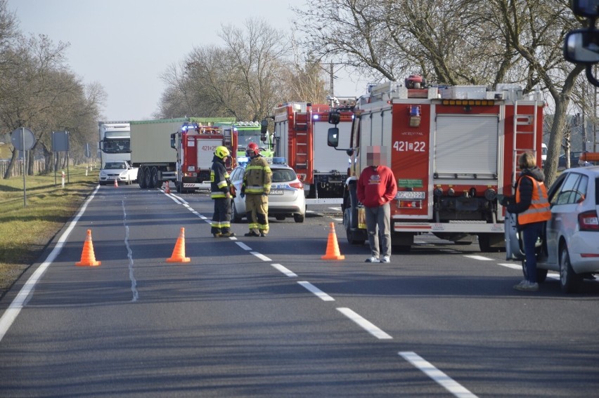 Zderzenie ciężarówki i osobówki