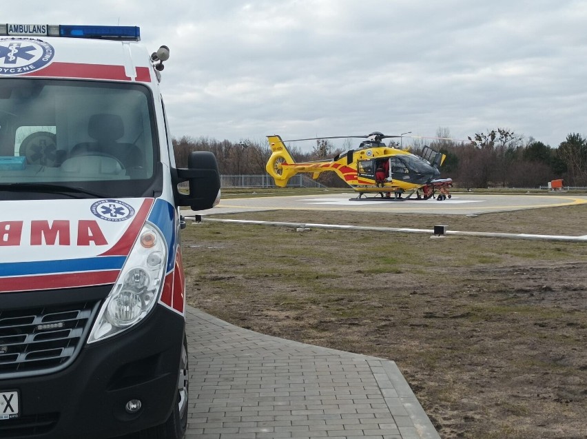 Śmigłowiec z ciężko chorym pacjentem lądował na Józefowie w Radomiu. Nowe lądowisko szpitala po raz pierwszy zdało egzamin. Zobacz wideo