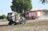 Pożar ścierniska w Jarogniewicach. Ciągnik i maszyna do prasy w ogniu 