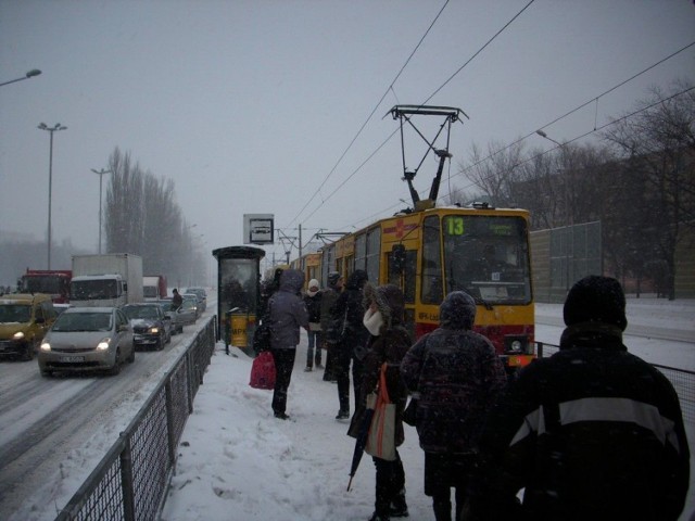 Sytuacja w komunikacji miejskiej wraca powoli do normy. Największy problem sprawiają kierowcy parkujący auta zbyt blisko torowisk tramwajowych.