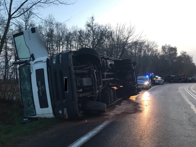 Kolizja na nieczynnym przejeździe kolejowym na drodze krajowej nr 24 - tir z półtuszami wpadł do rowu (14.11.2019).