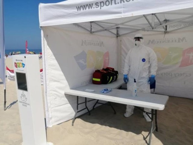Pandemię czuliśmy nawet latem na plaży - ratownicy byli gotowi także na pomoc osobie z objawami zakażenia koronawirusem. Tu podczas demonstracji