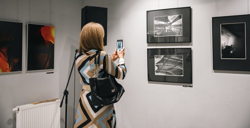 XIX Doroczna Wystawa Fotoklubu Galerii Miejskiego Centrum Kultury w Ostrowcu Świętokrzyskim. Przyszło wiele osób 