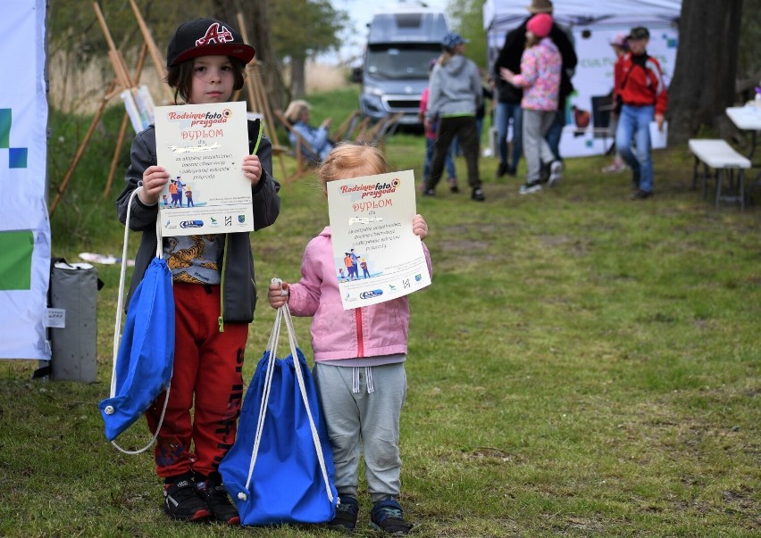 Rodzinna foto przygoda w Czarnocinie. Mieszkańcy powiatu goleniowskiego i dzika przyroda