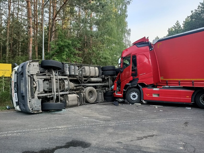 Wypadek w Gałkowicach Starych (gmina Kamieńsk). Zderzenie 2 ciężarówek, 1 osoba ranna. ZDJĘCIA