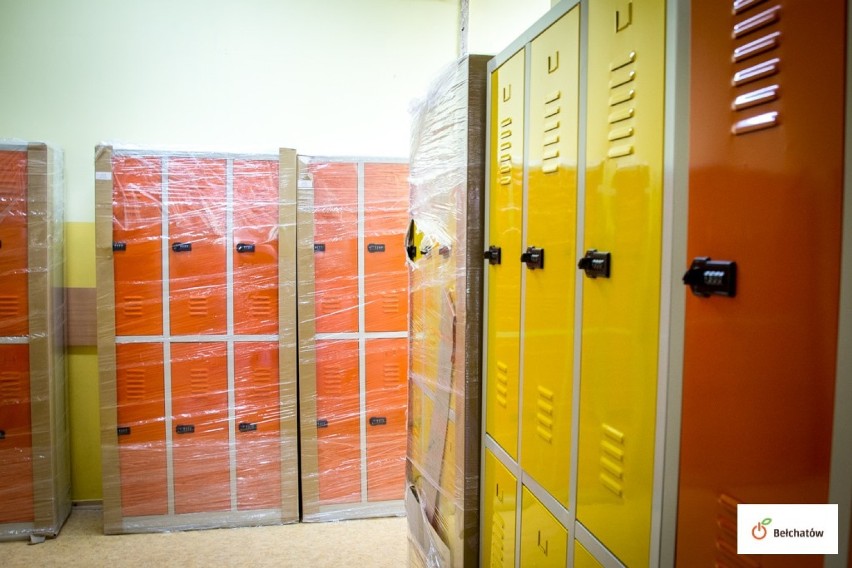 Bełchatów. W szkołach podstawowych montują szafki dla uczniów