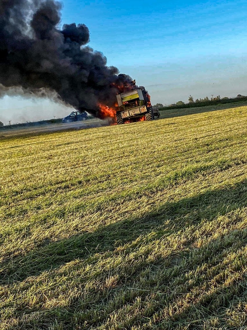 Pożar wybuchł podczas prac polowych w gminie Błaszki. Spłonęła sieczkarnia ZDJĘCIA