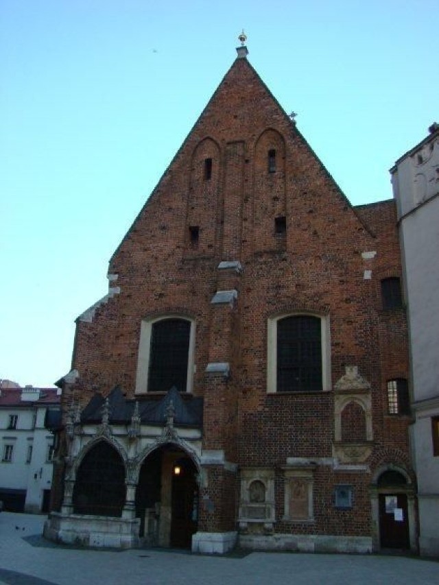 Gotycki kości&oacute;ł Św. Barbary, pod opieką Jezuit&oacute;w (Mały Rynek 8). Wg legendy powstał z cegieł, kt&oacute;re zostały po budowie świątyni Mariackiej. W rzeczywistości wzniesiono go w latach 1394-1399. Fot. Weronika Trzeciak