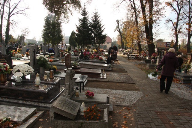 Konińskie cmentarze na dzień przed Wszystkimi Świętymi [ZDJĘCIA]