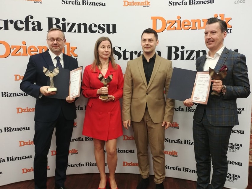 Laureatom z powiatu wieluńskiego gratulował Daniel Sibiak,...