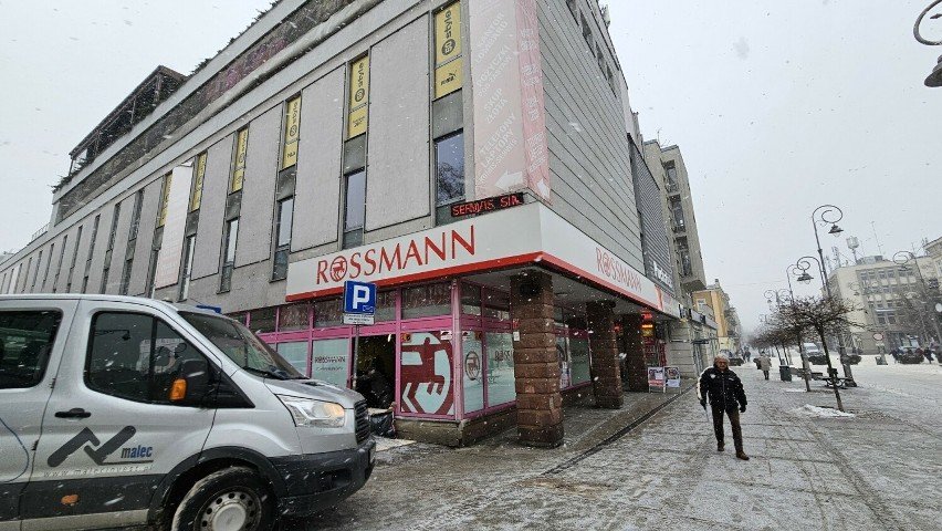 Duży remont w drogerii Rossman przy ulicy Sienkiewicza w Kielcach. Wnętrza jak po uderzeniu bomby. Zobaczcie zdjęcia