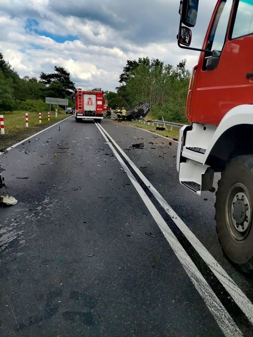 Pojazdy uczestniczące w wypadku zostały mocno rozbite. Droga...