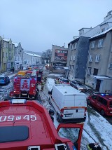 Pożar kamienicy w Chodzieży. Zakończyła się właśnie akcja straży pożarnej