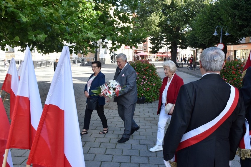 Lębork. Na 1 września władze powiatu z kwiatami przy płycie Pocztowców Gdańskich