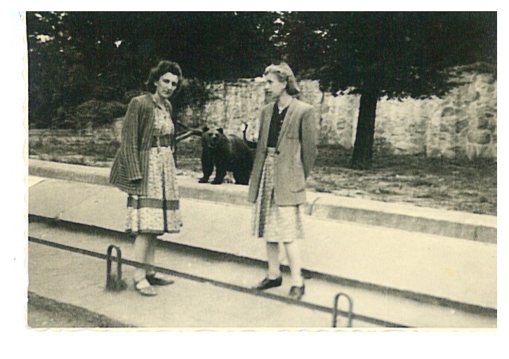 Przy wybiegu niedźwiedzi - sierpień 1948r.