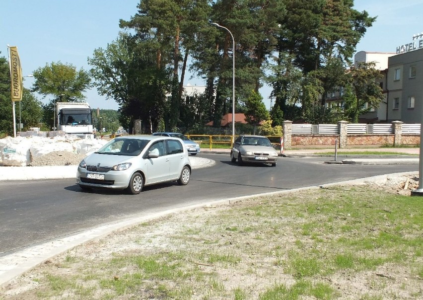 Do szpitala można już dojechać od budowanego ronda (w prawo)