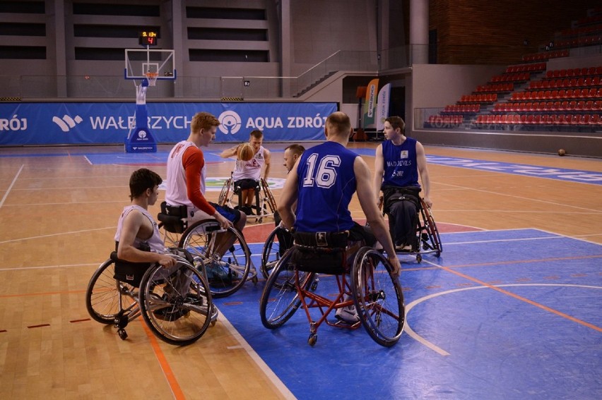 W wałbrzyskim Aqua Zdroju odbył się turniej rozgrywek o mistrzostwo Polski w koszykówce na wózkach