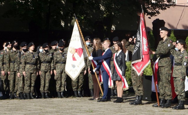 W III Liceum Ogólnokształcącym im. Jana Pawła II w Grudziądzu z klasami mundurowymi rozpoczęcie roku szkolnego miało charakter patriotyczno-historyczny.