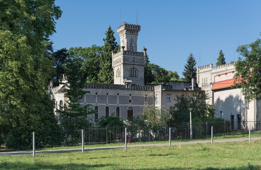 Niestety, pałac można dziś oglądać tylko z daleka. Mieści...