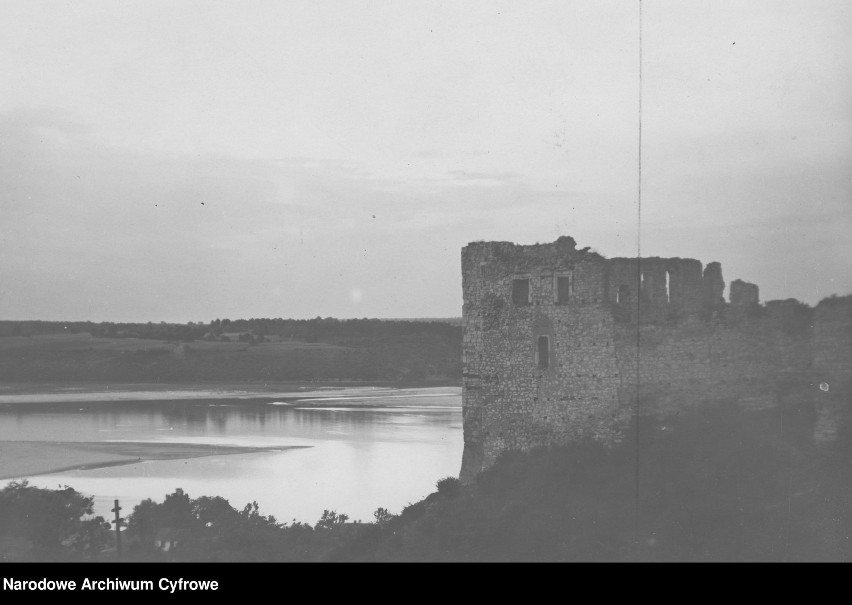 Ruiny zamku  na tle Wisły, 1933 r.