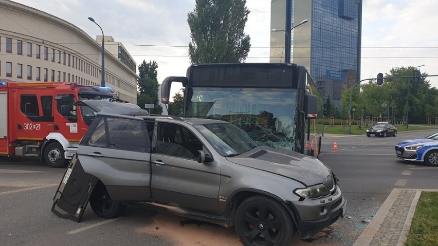 BMW zderzyło się z autobusem MPK linii 61 na rogu ul....