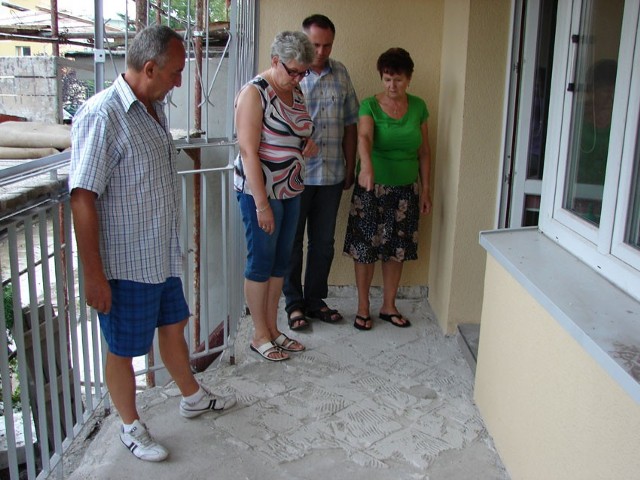 Na balkonie Barbary Ptaszyńskiej (z prawej) robotnicy skuli płytki podczas jej nieobecności!