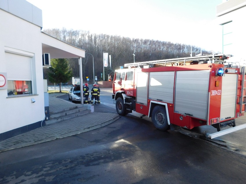 Wałbrzych: Zapaliło się auto klienta na stacji benzynowej