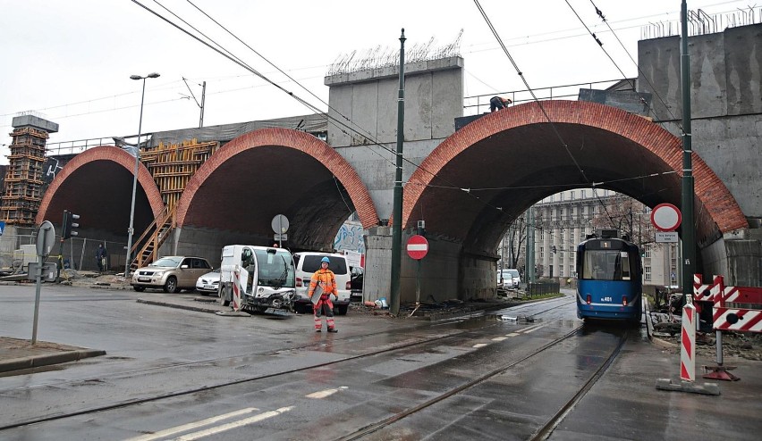 Prace przy przebudowie wiaduktu kolejowego na ulicy...