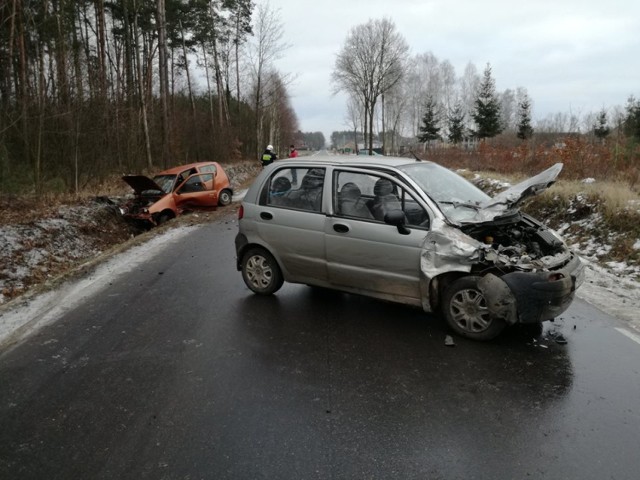 Wypadek w Czempiszu. Czołowe zderzenie dwóch aut