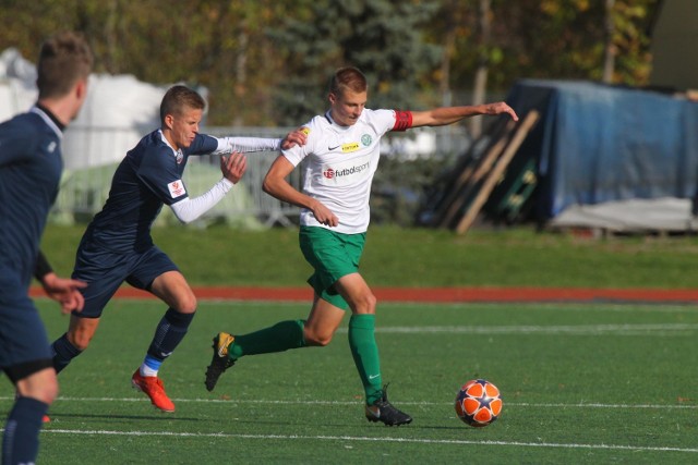 Akademia Reissa przegrała z Wartą Poznań 1:2 w derbach Poznania w ramach Centralnej Ligi Juniorów U-17. Jedyną bramkę dla gospodarzy zdobył Albert Żerkowski, a gole dla Warty strzelili Hubert Kaptur i Mateusz Wojciechowski (na zdjęciu w białej koszulce).