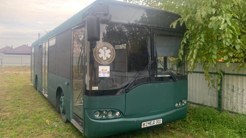 Pamiętacie autobusy, które Piła przekazała na Ukrainę? Są nie do poznania - to opancerzone mini szpitale!  [ZDJĘCIA, FILM]