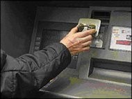 W Opocznie mogło dojść do kradzieży danych zapisanych na kartach bankomatowych